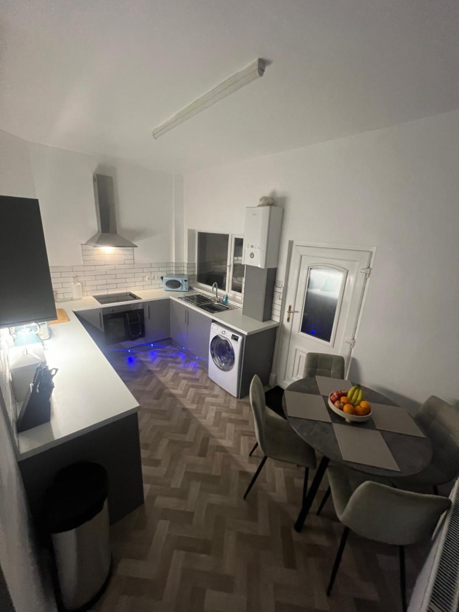 Cosy Home Perfect For Families And Contractors With Free Parking ダーリントン エクステリア 写真